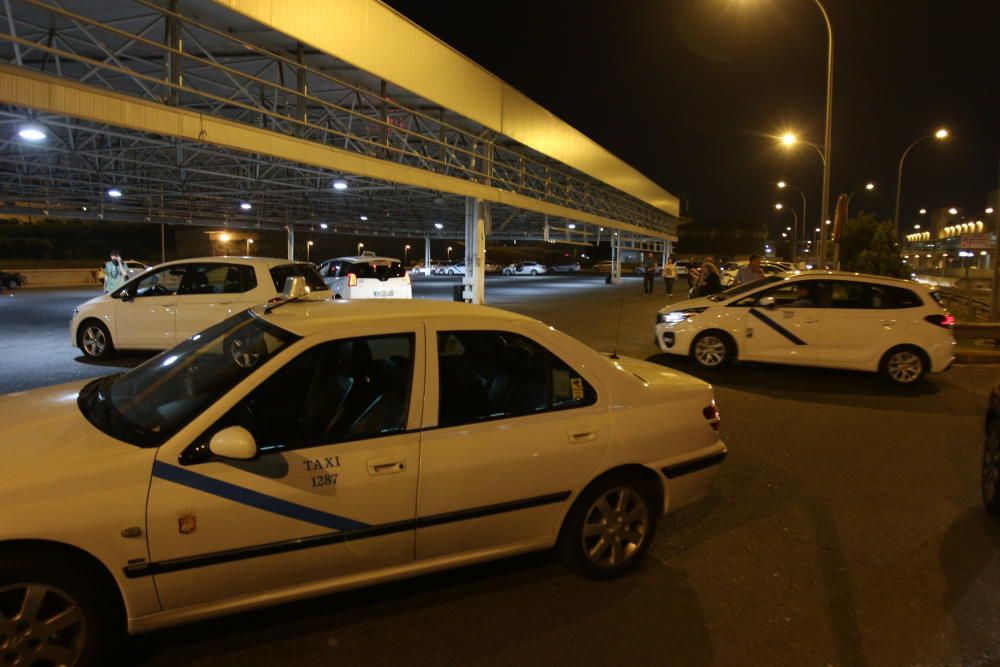 Los taxistas se han concentrado en el aeropuerto.