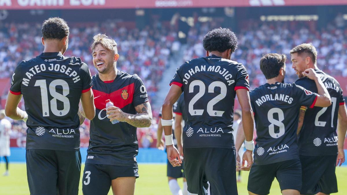 Los jugadores del Mallorca celebran la remontada contra el Sevilla.