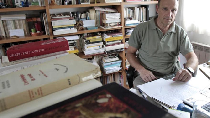 El profesor Jorge Álvarez Yágüez, en su biblioteca. // J. Lores