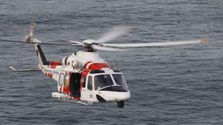 Dos pescadores rescatados frente a la ría de Navia al hundirse el barco en el que faenaban