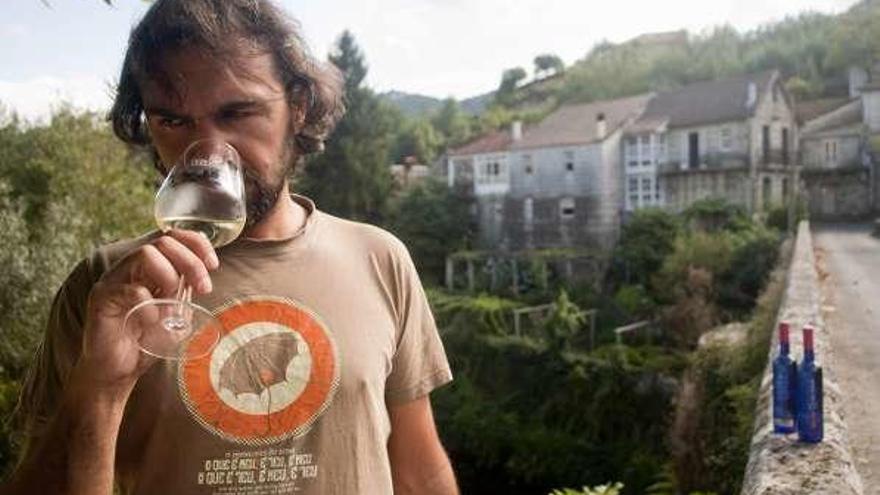 Javier, probando uno de sus vinos en Arnoia // Brais L.