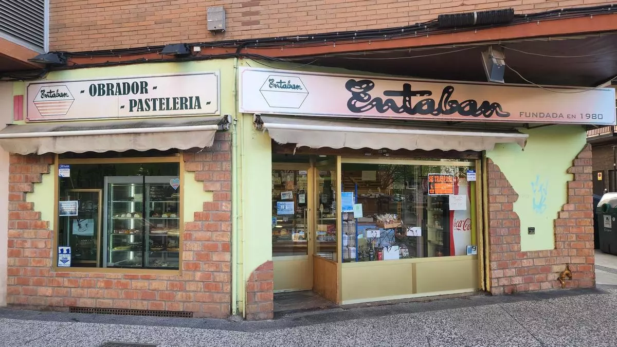La pastelería Entaban busca nuevo dueño: "Lloraba poniendo el cartel de cierre"