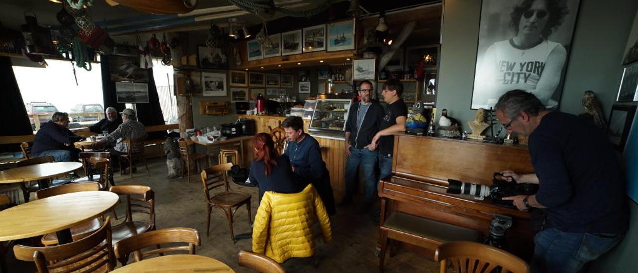 Distintas imágenes del rodaje del documental en el café Bryggjan y en los alrededores de la localidad de Grindavik, en Islandia.