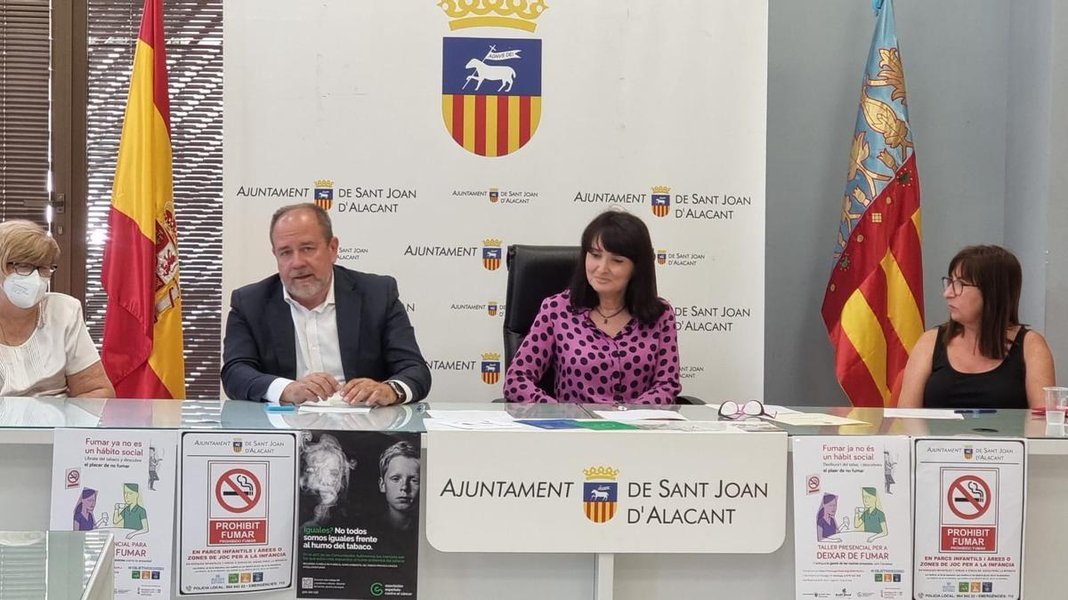 Convenio firmado entre la Concejalía de Sanidad y la AECC. Mª Carmen Pastor, Fermín Crespo, la edil Julia Parra y la técnico Sonia Mira