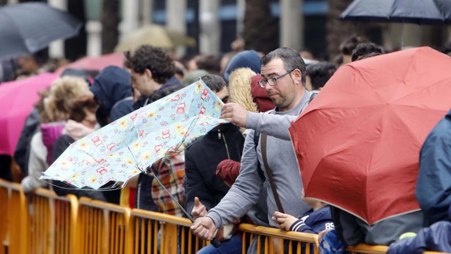 El viento supera los 70 km/h  y deja nieve en el interior de la Comunitat