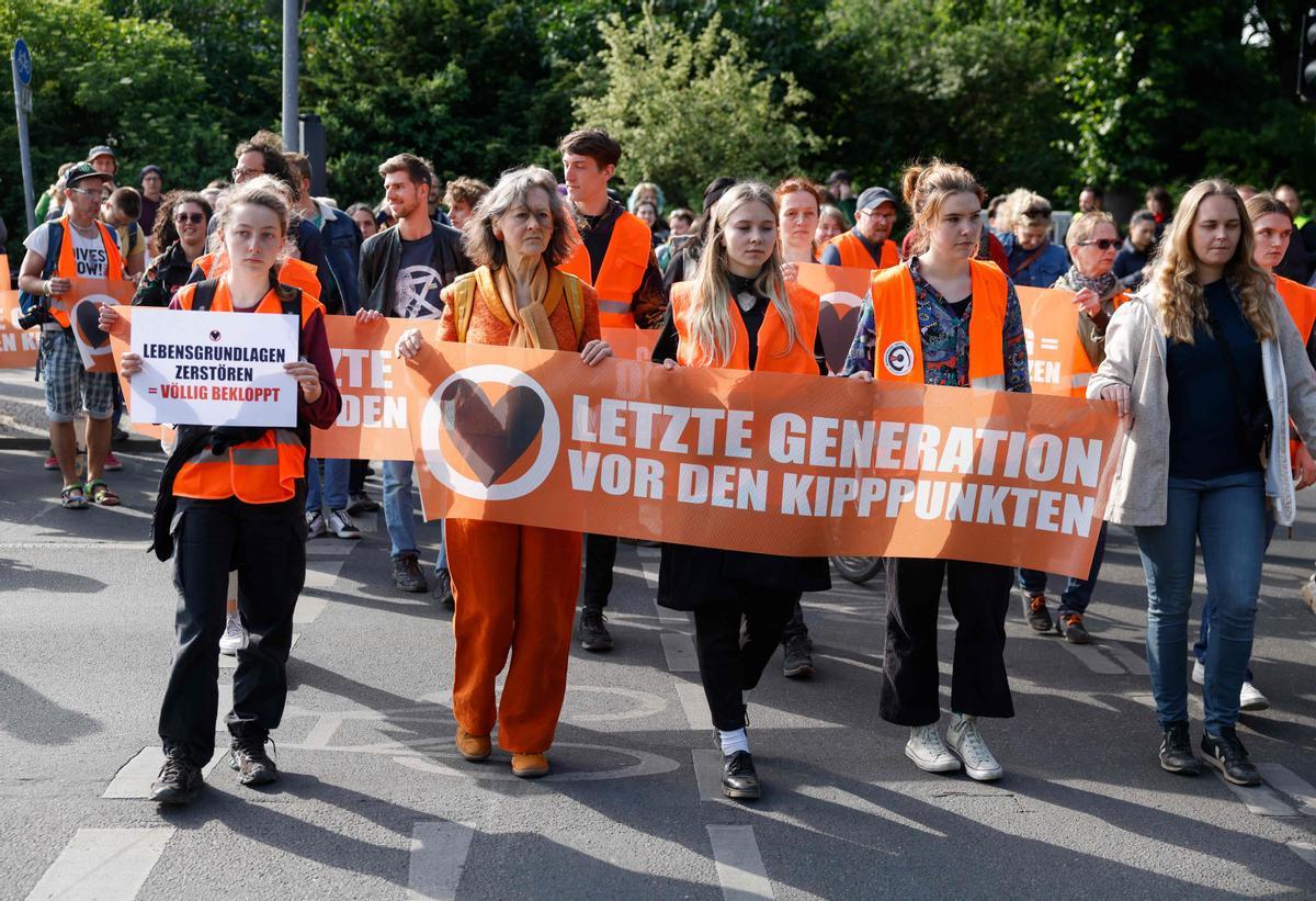 Activistas de Letzte Generation se manifiestan en Berlín contra la operación policial ordenada por la Fiscalía.