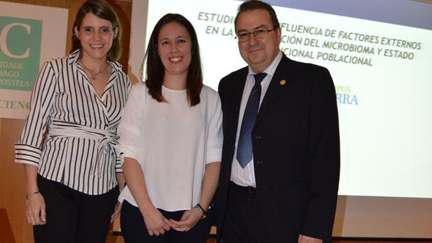 La autora de la tesis, Paula Roca Saavedra (en el centro).