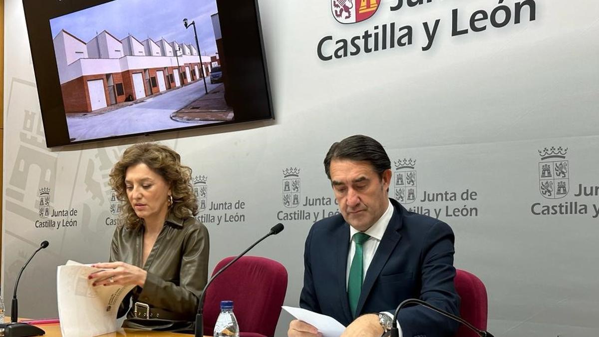 María Pardo, directora general de Vivienda y Juan Carlos Suárez Quiñones, consejero, presentan las ayudas al alquiler