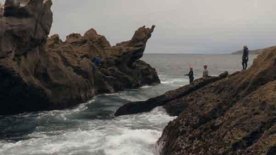 Un grupo de percebeiros, en la Costa da Morte.  // Lois Patiño