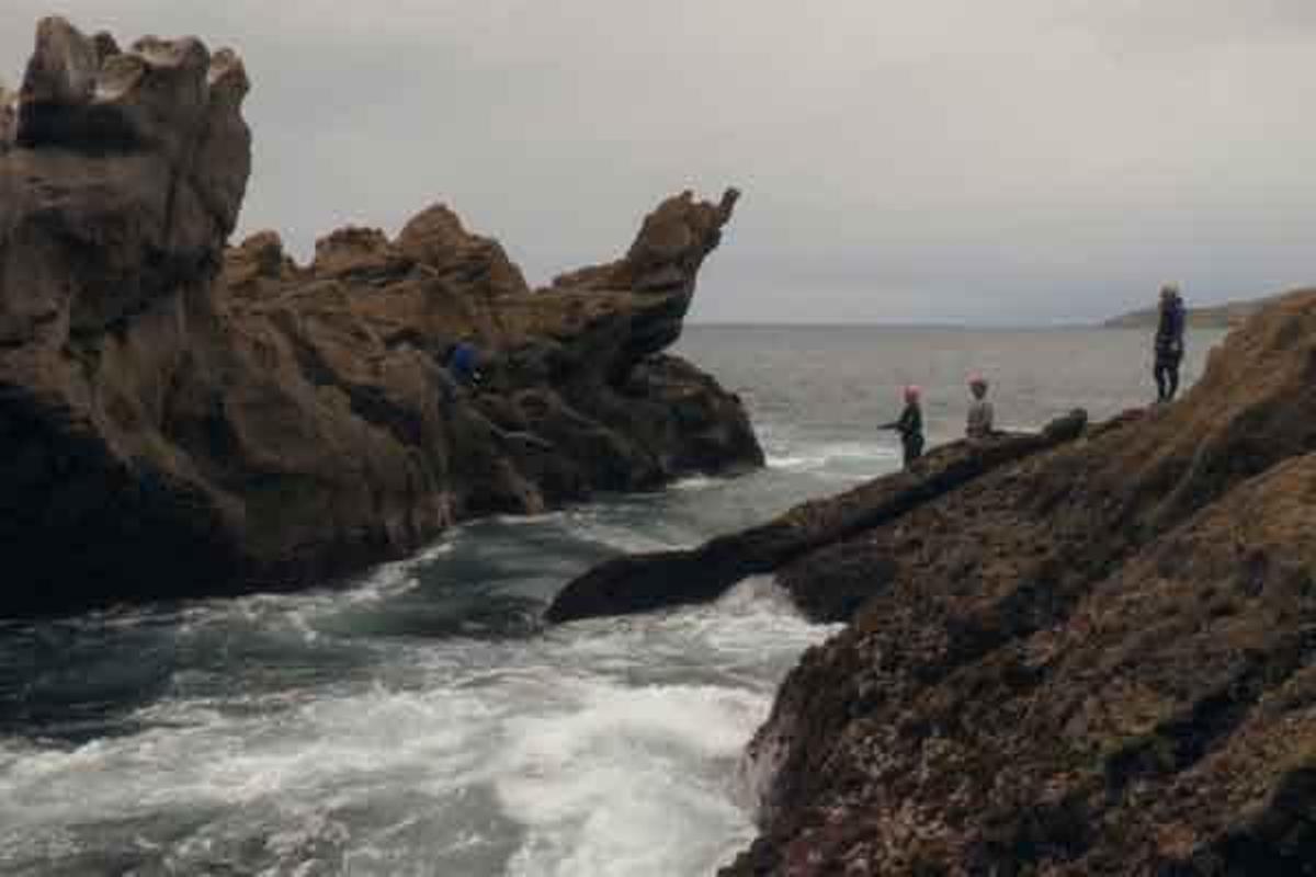 Un grupo de percebeiros, en la Costa da Morte.  // Lois Patiño