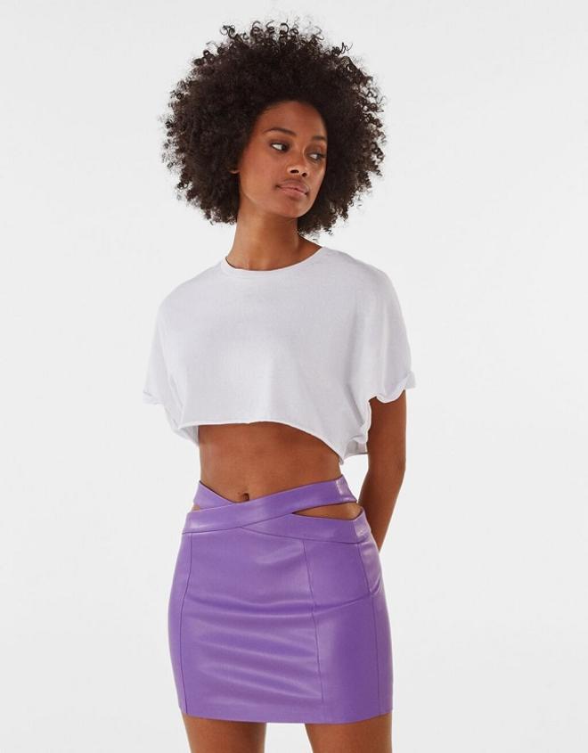 Falda mini de efecto piel con detalle 'cut out' en la cintura, de Bershka