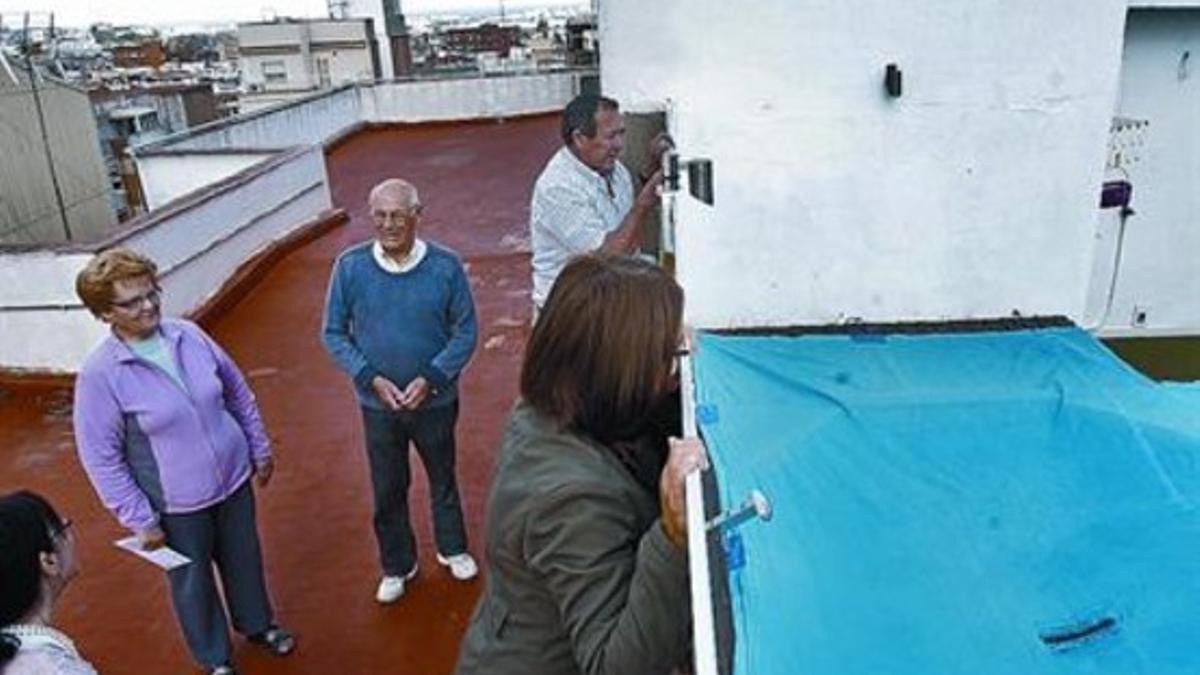 A la búsqueda de pruebas 8Varios vecinos se asoman al terrado del ático turístico, la semana pasada.