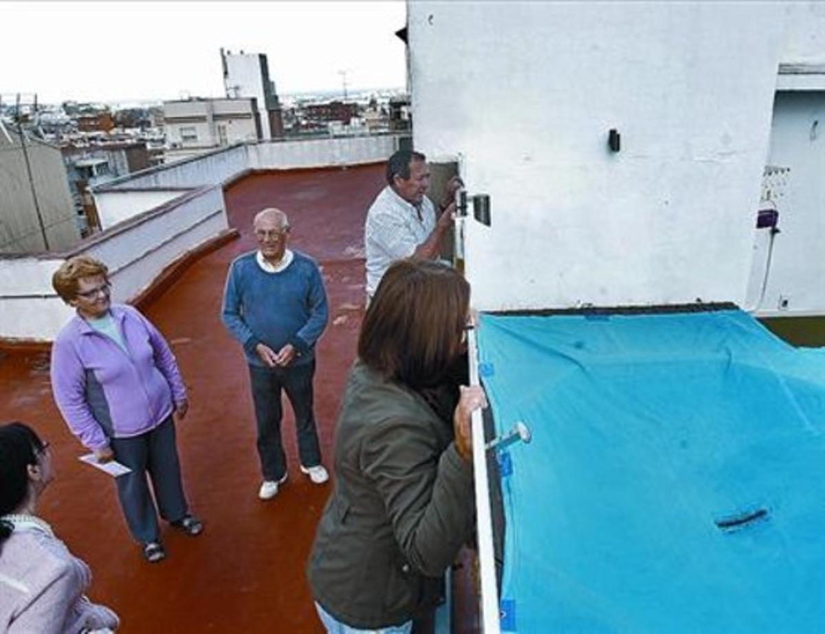 A la recerca de proves 8Diversos veïns treuen el cap al terrat de l’àtic turístic, la setmana passada. A la recerca de proves 8Diversos veïns treuen el cap al terrat de l’àtic turístic, la setmana passada.