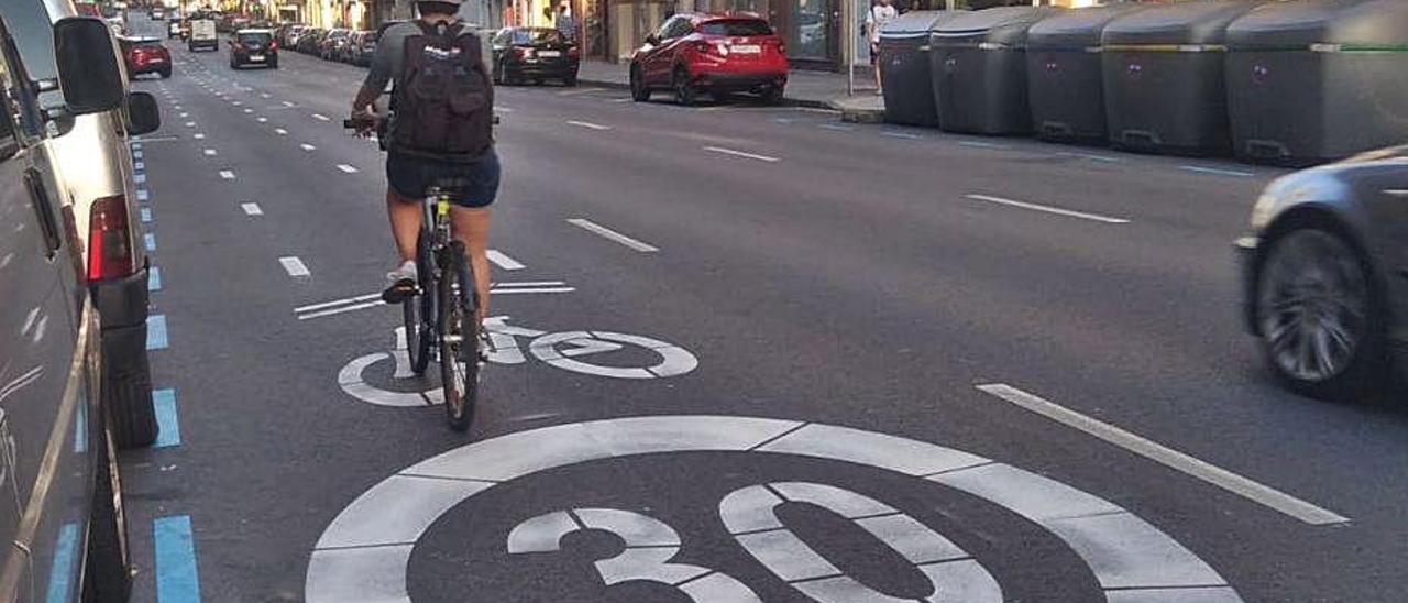 Un usuario de bicicleta, ayer, en el ciclocarril de la avenida de Pablo Iglesias.