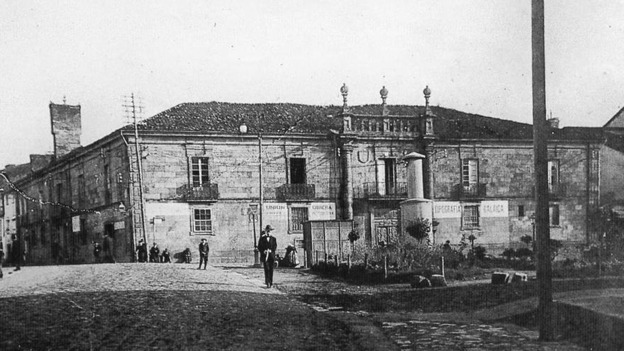 A Casa da Inquisición ainda ocupaba, en 1910, a esquina de Praza de Galicia en la que hoxe está o hotel Compostela