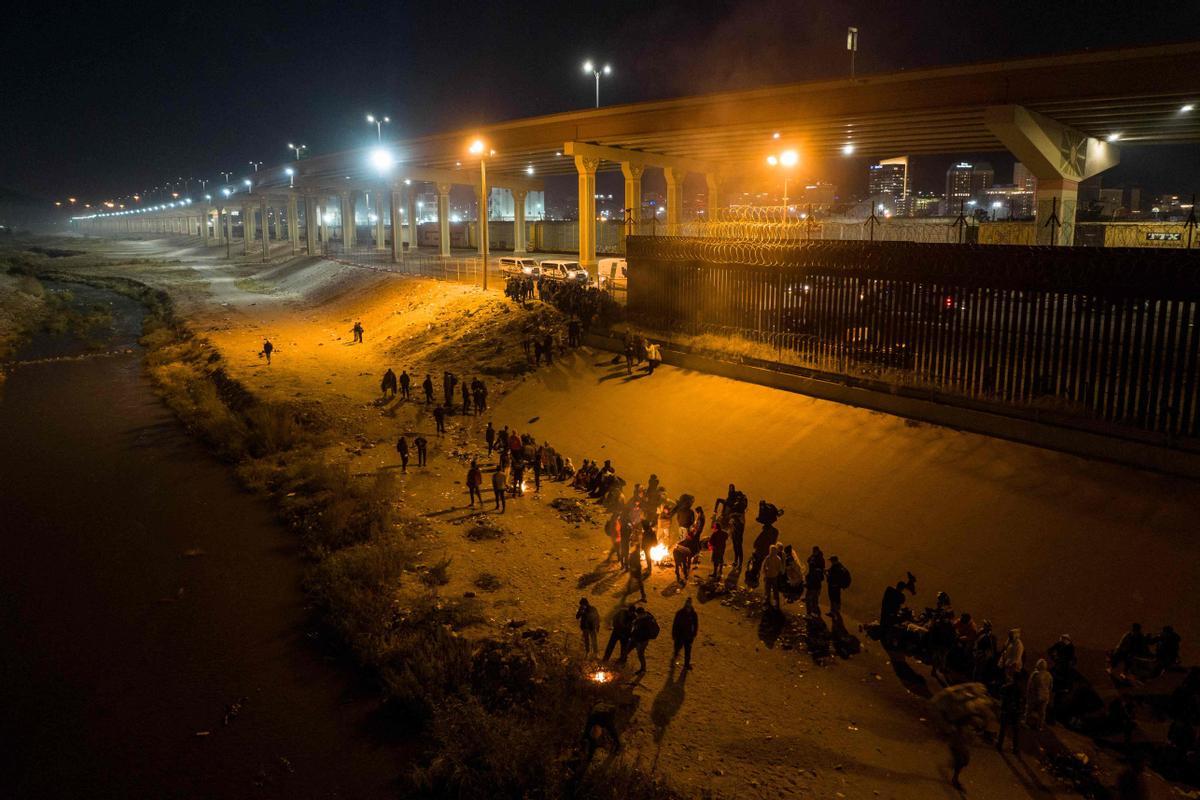 Un aluvión de inmigrantes cruzan Río Grande de Ciudad Juárez (México) a El Paso (Texas) ante un posible cambio en la política migratoria