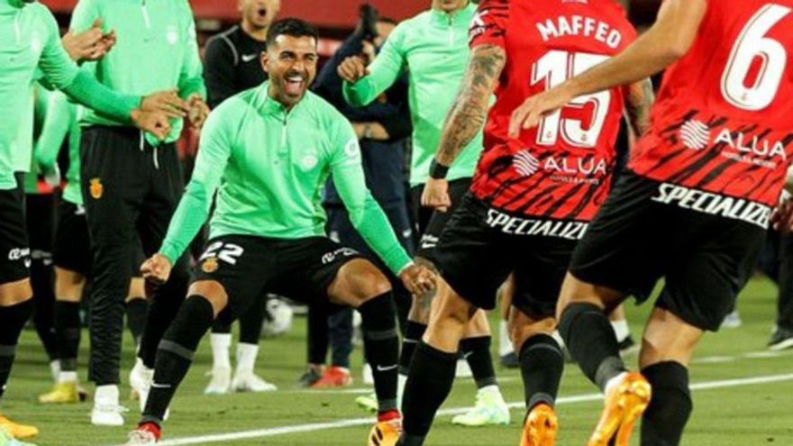 Ángel celebra desde el banquillo un gol del Mallorca.