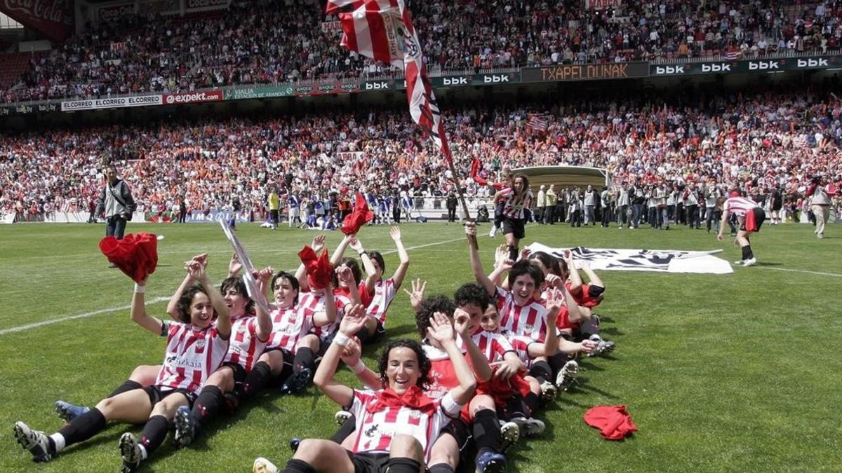 Las jugadoras del Athletic Club celebran en San Mamés su última liga en 2007