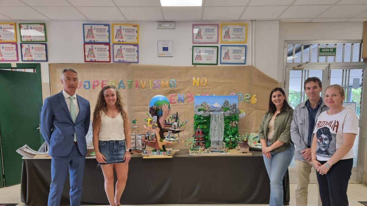 Daniel Rodríguez Alleres, Paula García, Leticia Santos, José Antonio Rodríguez Fachado y Dolores Chapela, en la entrega de los premios en el colegio.