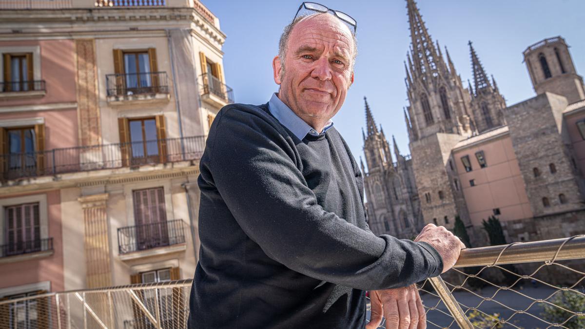 Guim Costa Calsamiglia, decano del Col·legi Oficial d'Arquitectes de Catalunya (COAC), en la azotea de la sede colegial, en Barcelona.