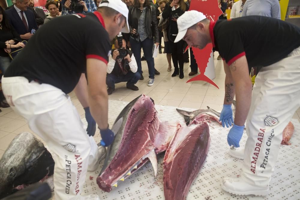 Demostración de ronqueo y de cocinado del atún rojo en un supermercado de Gijón.