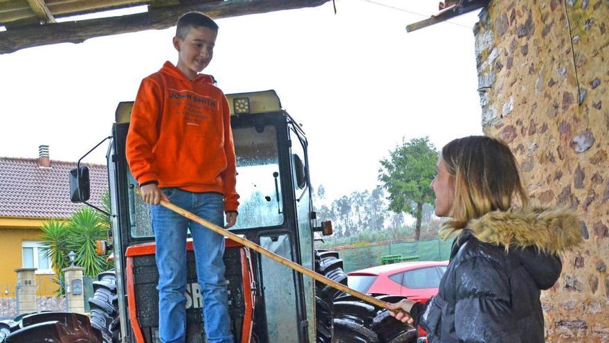 Lucía entrega la guiada a su hijo Samuel. | A. Paredes