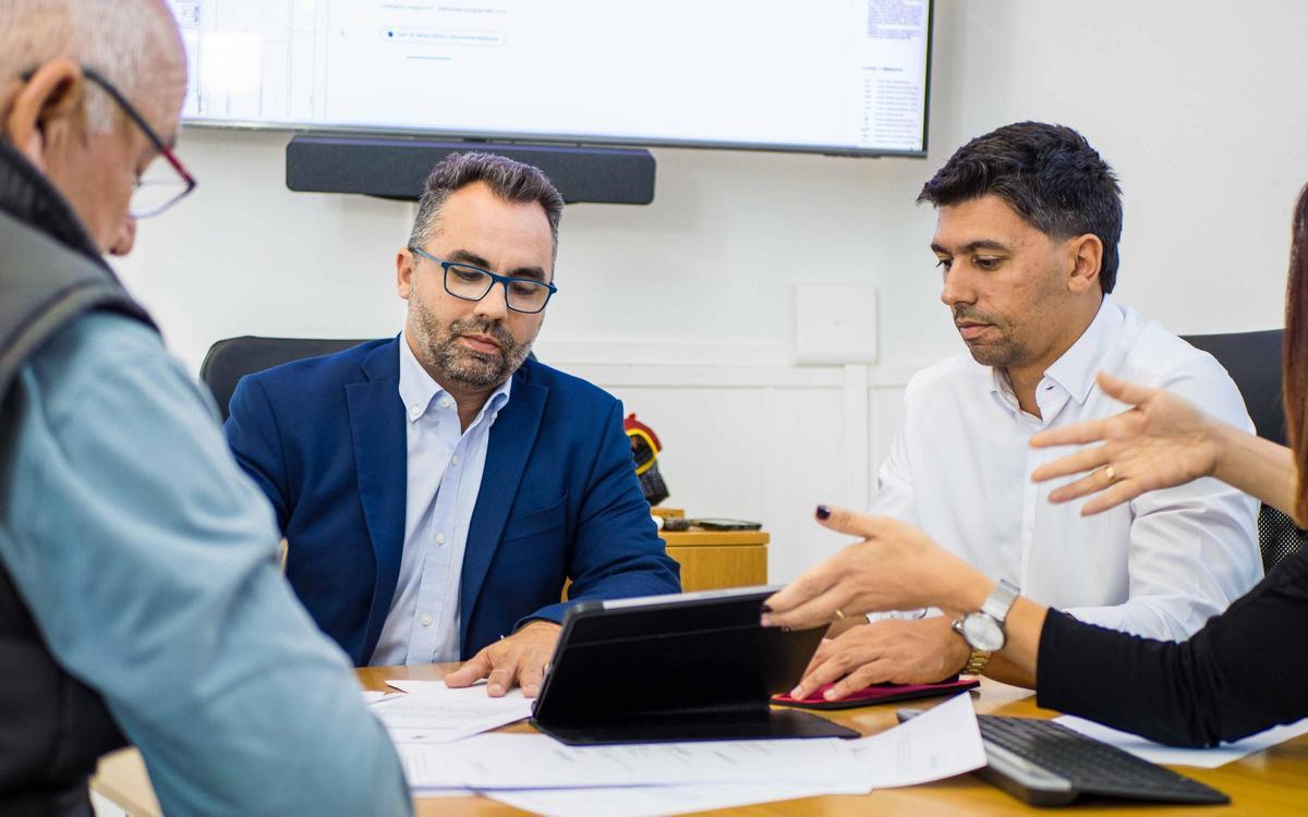 Maciot Cabrera (d) junto a Echedey Eugenio en una reunión de trabajo.