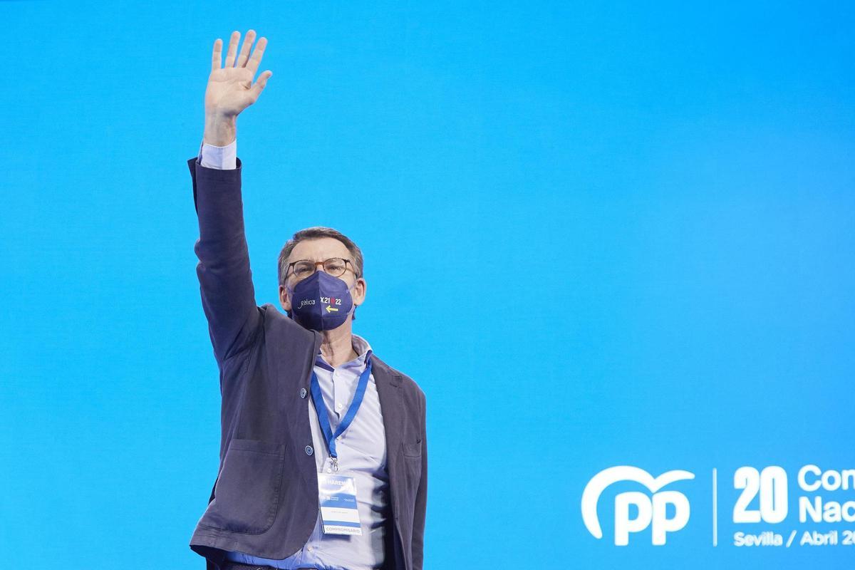 El president de la Xunta de Galícia i candidat a la presidència del PP,  Alberto Núñez Feijóo, saluda en el Palau de Congressos i Exposicions de Sevilla (FIBES) per participar al XX Congrés extraordinari del PP, a 1 dabril de 2022, a Sevilla,