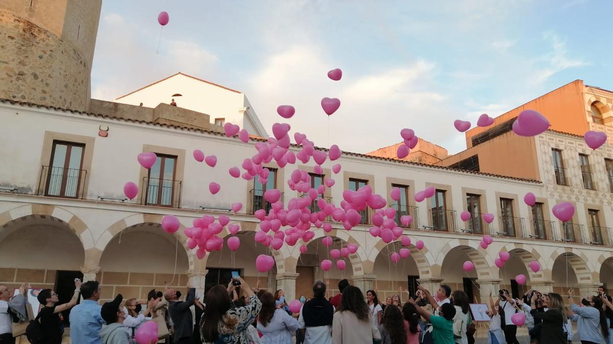 Suelta de globos en la plaza Alta, ayer.