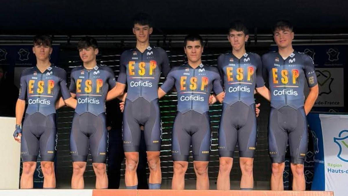 Vicent  Andrés, con el equipo ciclista español en la París-Roubaix.
