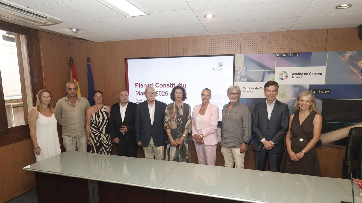 Eduardo Soriano, presidente de la Cámara de Comercio de Mallorca, a su lado Carmen Planas y el resto de su comité ejecutivo.