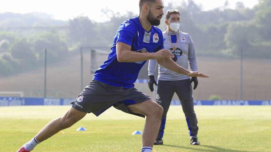 Peru Nolaskoain se ejercita en Abegondo en presencia del preparador físico del Deportivo, Manuel Pombo.