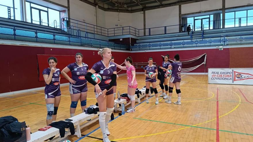 Las ourensanas, en su última cita en la categoría de plata del voleibol español, en Asturias. |  // VOLEYOURENSE