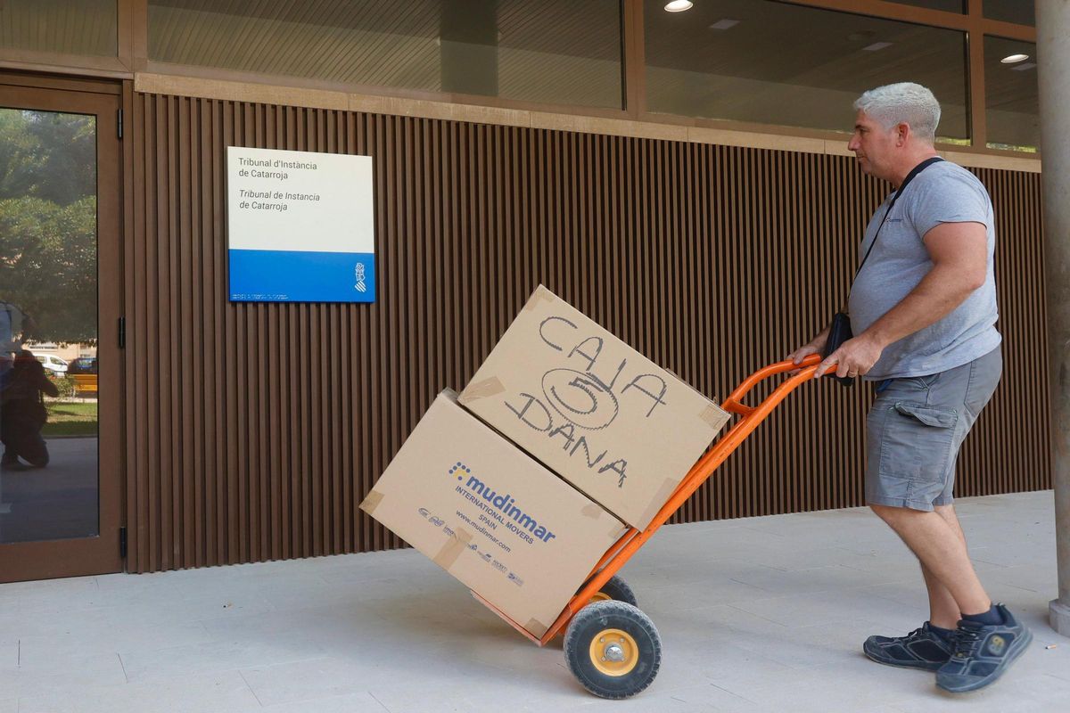 Un operario traslada cajas de la causa de la dana al Juzgado de Catarroja.