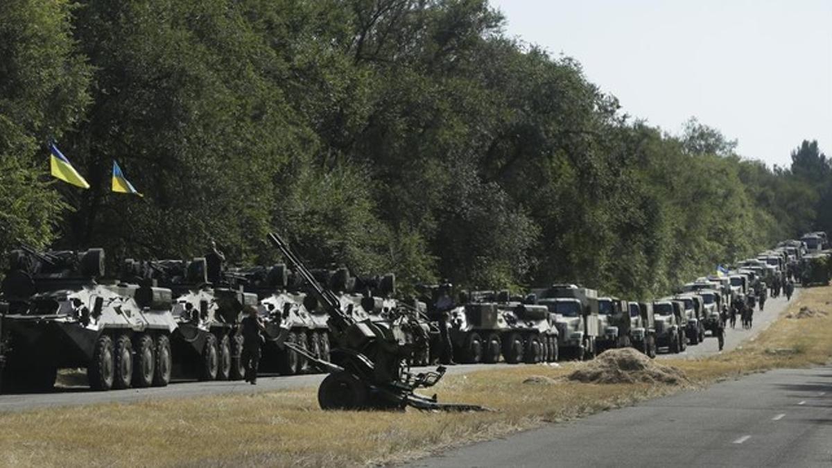 Tanques ucranianos aparcados a lo largo de la carretera, a la salida de Mariupol, el 27 de agosto de 2014.