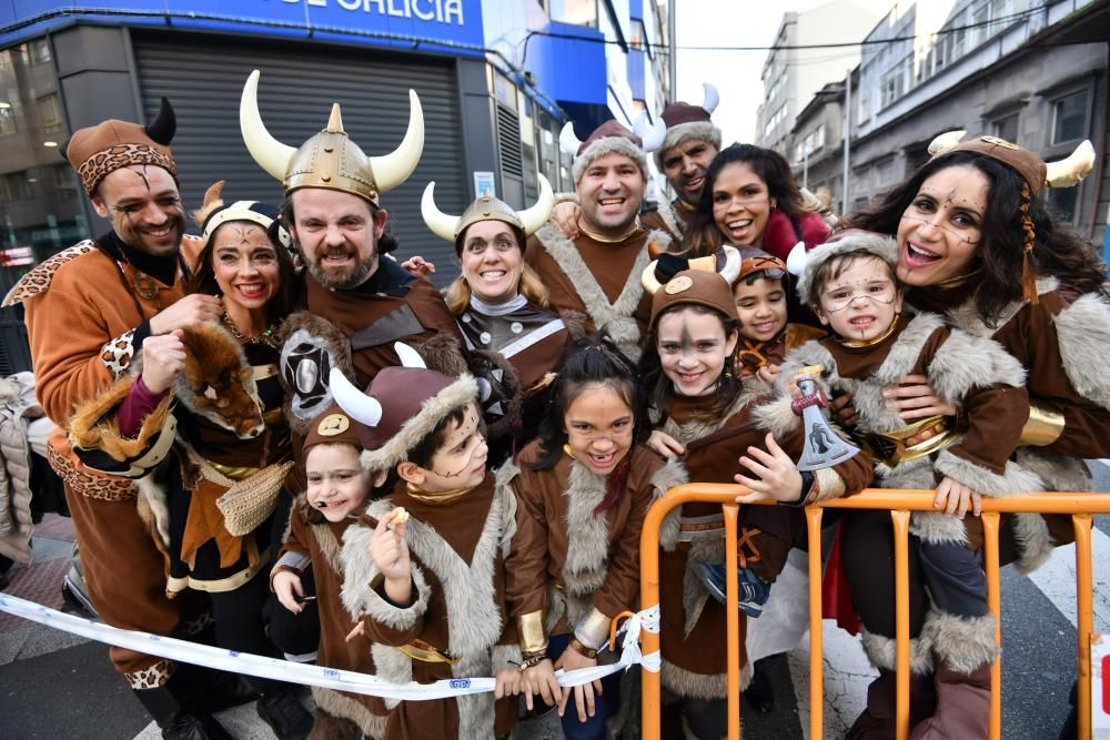 El desfile de Carnaval inunda de gente, color y humor el centro de Pontevedra