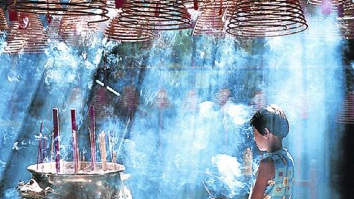 De arriba a abajo, una espectacular imagen de Chicago; fotografía  realizada en México, y humos de incienso en un templo de Hong Kong.