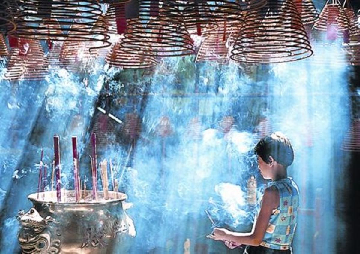 De dalt a baix, una espectacular imatge de Chicago; fotografia feta a Mèxic, i fums d’encens en un temple de Hong Kong. De dalt a baix, una espectacular imatge de Chicago; fotografia feta a Mèxic, i fums d’encens en un temple de Hong Kong.