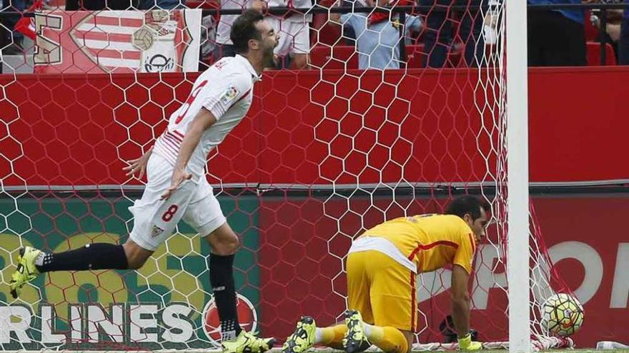 Iborra celebra su gol con Claudio Bravo arrodillado dentro de la portería. Foto Reuters