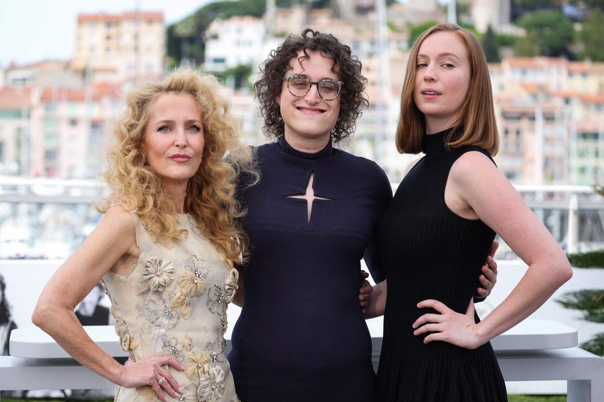 Gillian Anderson, Jane Schoenbrun y Hannah Einbinder, durante el photocall de ‘Adolescencia, sexo y muerte en campamento Miasma’ en el Festival de Cannes, este miércoles.