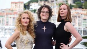 Gillian Anderson, Jane Schoenbrun y Hannah Einbinder, durante el photocall de ‘Adolescencia, sexo y muerte en campamento Miasma’ en el Festival de Cannes, este miércoles.