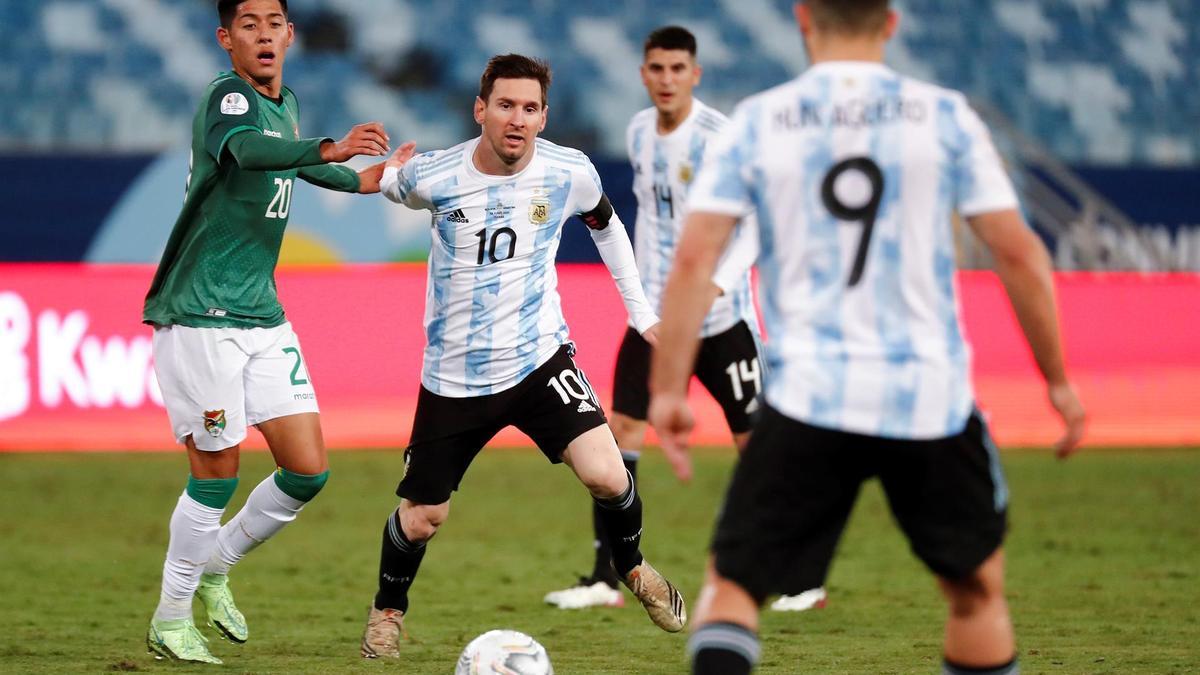 Messi conduce el balón durante el Argentina-Bolivia.