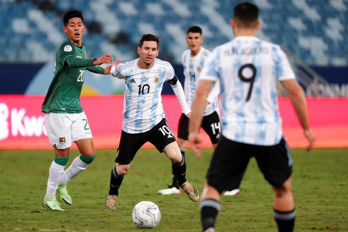 Messi conduce el balón durante el Argentina-Bolivia.