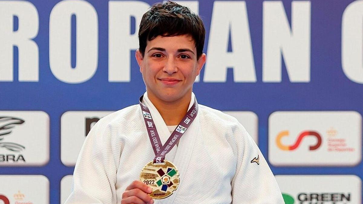 La judoca Julia Figueroa, con la medalla de oro que consiguió en el Grand Slam de Abu Dabi.