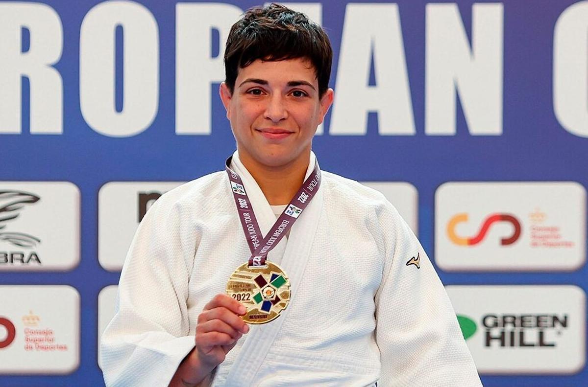 La judoca Julia Figueroa, con la medalla de oro que consiguió en el Grand Slam de Abu Dabi.