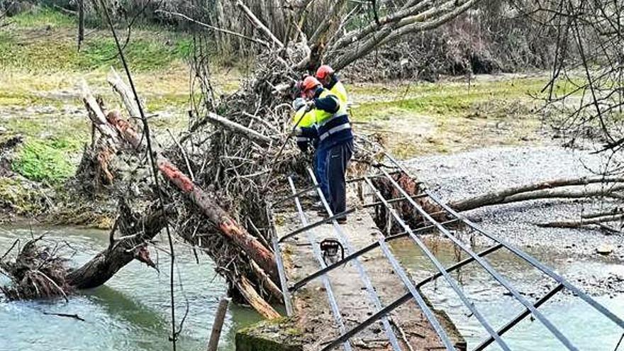 Operaris del Consell Comarcal retiren brutícia de la riuada en un pont totalment destrossat