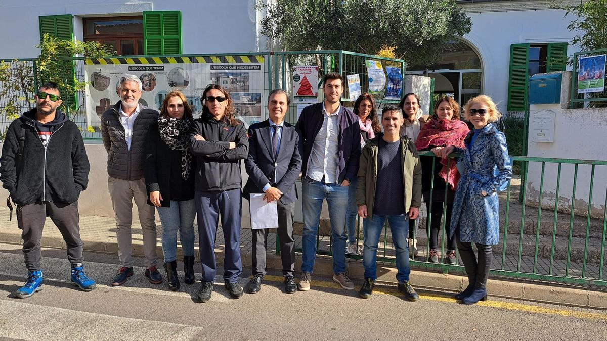 Imagen de la visita del conseller Vera al colegio Sant Miquel de Son Carrió, este jueves.