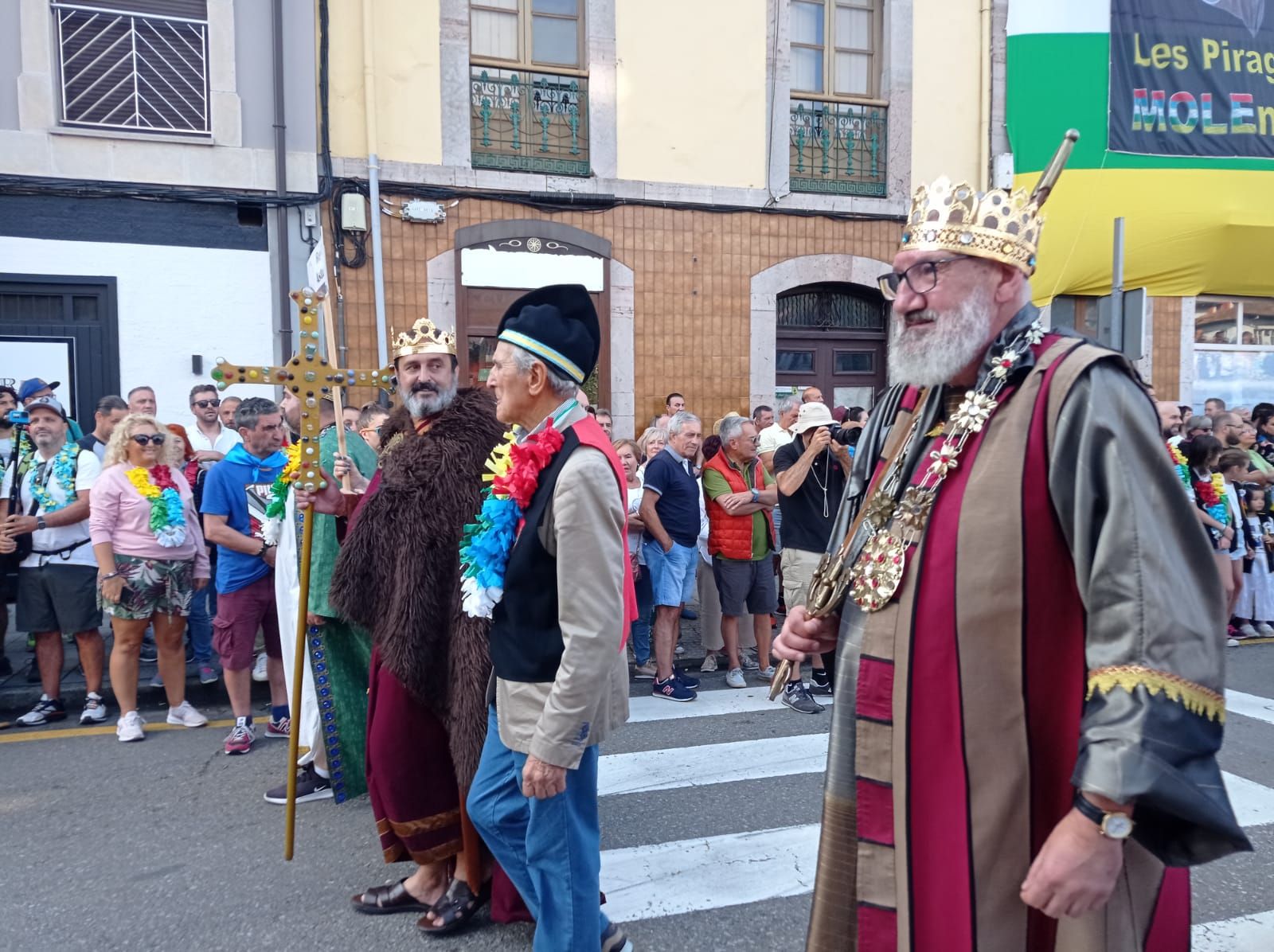 Ambiente en Ribadesella en la gran fiesta de las Piraguas