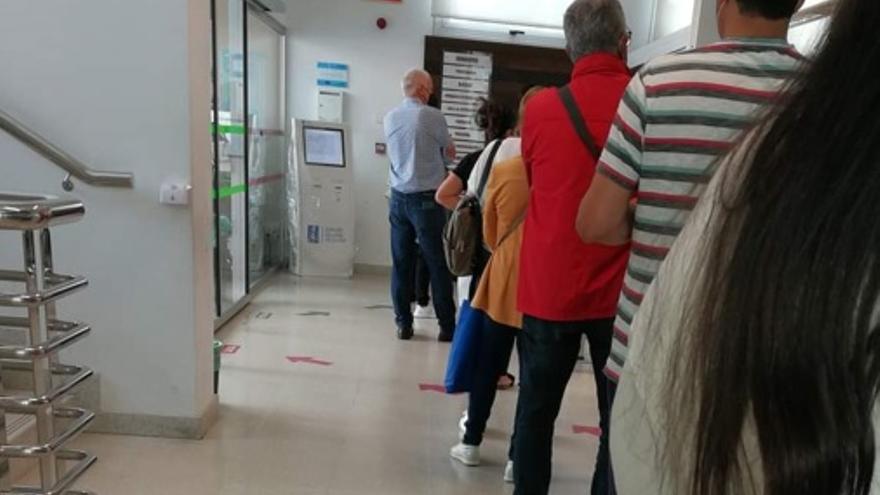 Colas en los pasillos del centro de salud de Marín