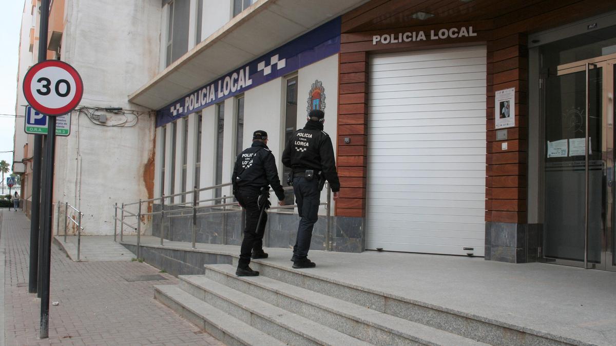 Una pareja de agentes de la Policía Local a las puertas del nuevo cuartel del barrio de San Cristóbal que abrirá sus puertas a comienzos del próximo mes.